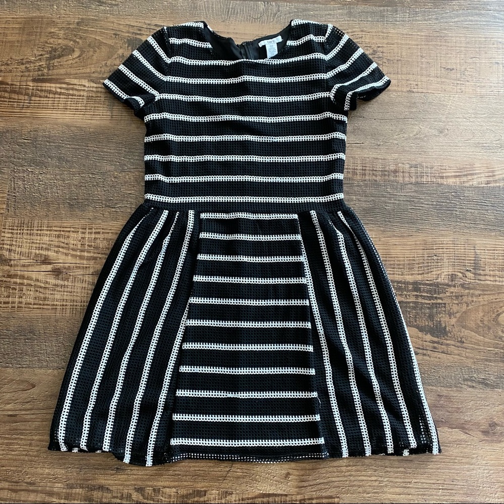 BAR III Black White Shift Dress Size Medium Short Sleeve Striped Cocktail Mini